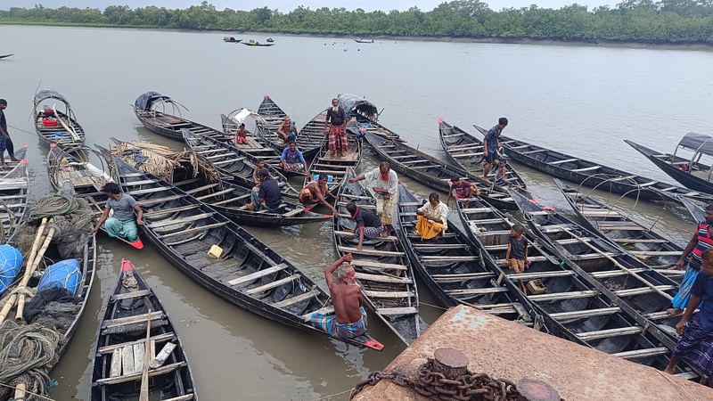 সুন্দরবনে প্রবেশের অনুমতিপত্র নবায়ন করতে প্রতিদিন ফরেস্ট স্টেশনের সামনে নৌকা নিয়ে ভিড় করছেন বনজীবীরা। সোমবার সকালে শাকবাড়িয়া নদীর তীর থেকে তোলা